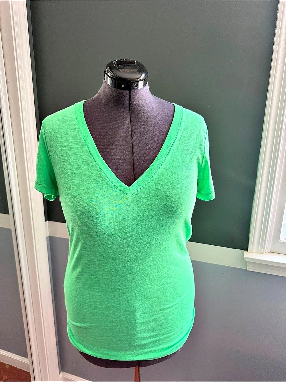 PINK V-Neck Short Sleeve Tee in Green Size Medium Like New